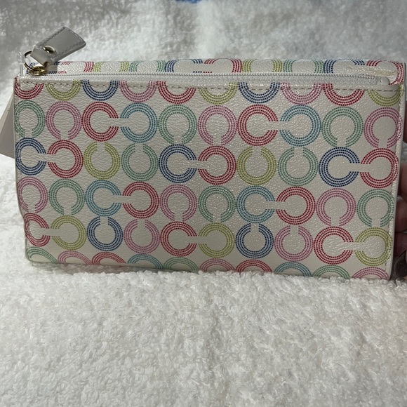 NWT Coach Checkbook Wallet in hard to find pattern - Picture 2 of 9